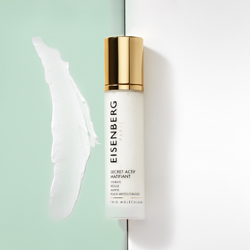 mattifying moisturiser, the texture of which is spread out on a green and white background